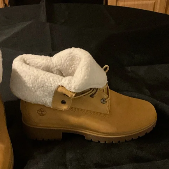 Timberland Brown Boots with Cream Fur - Picture 2 of 6